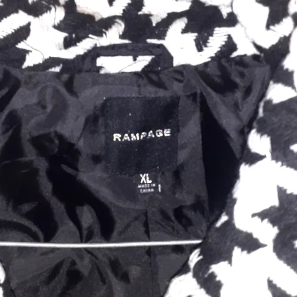 Stylish Black and White Houndstooth Coat - Picture 3 of 6